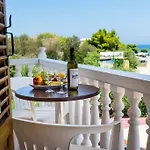 Resort Plaka
